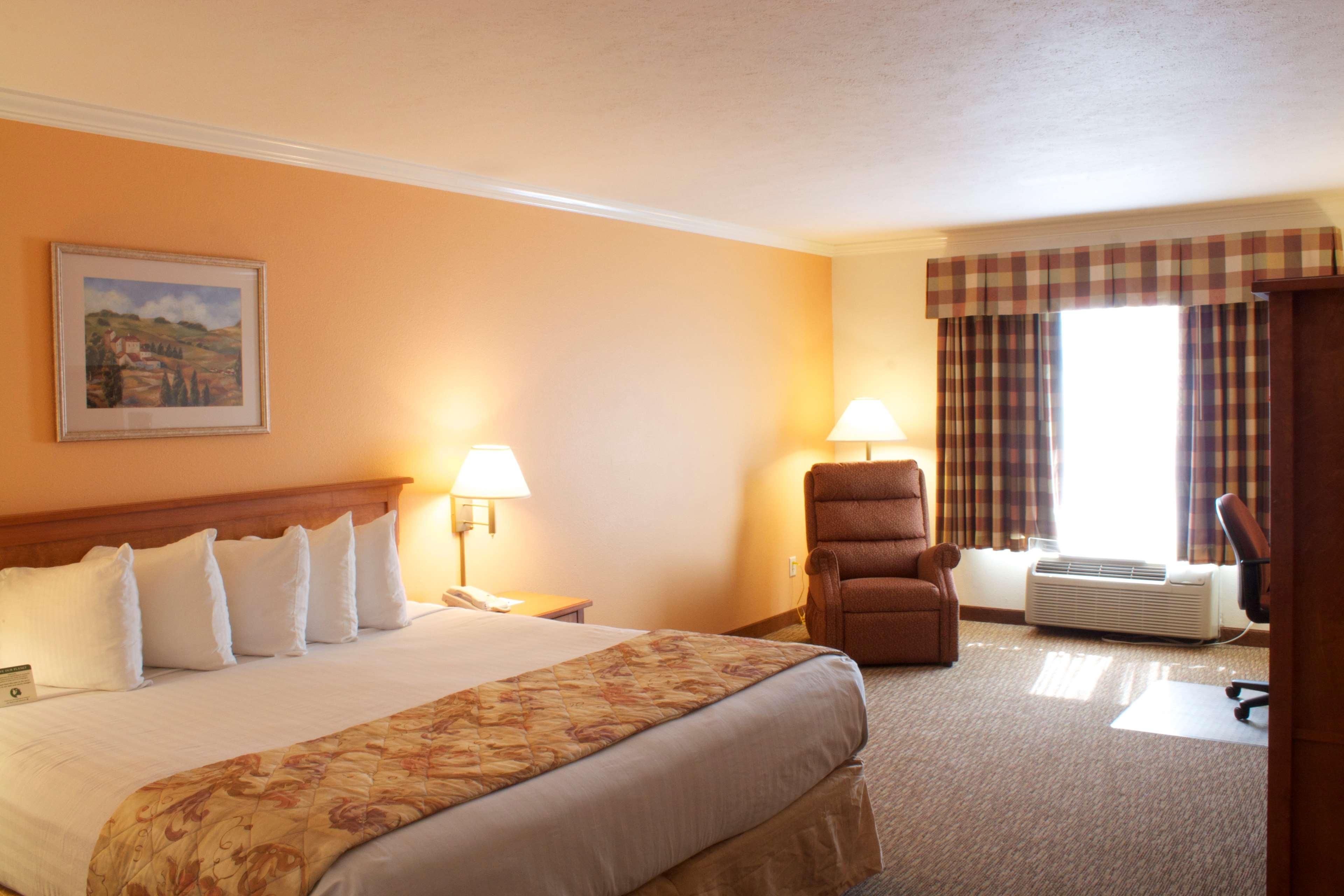Western Grapevine Hotel 3*