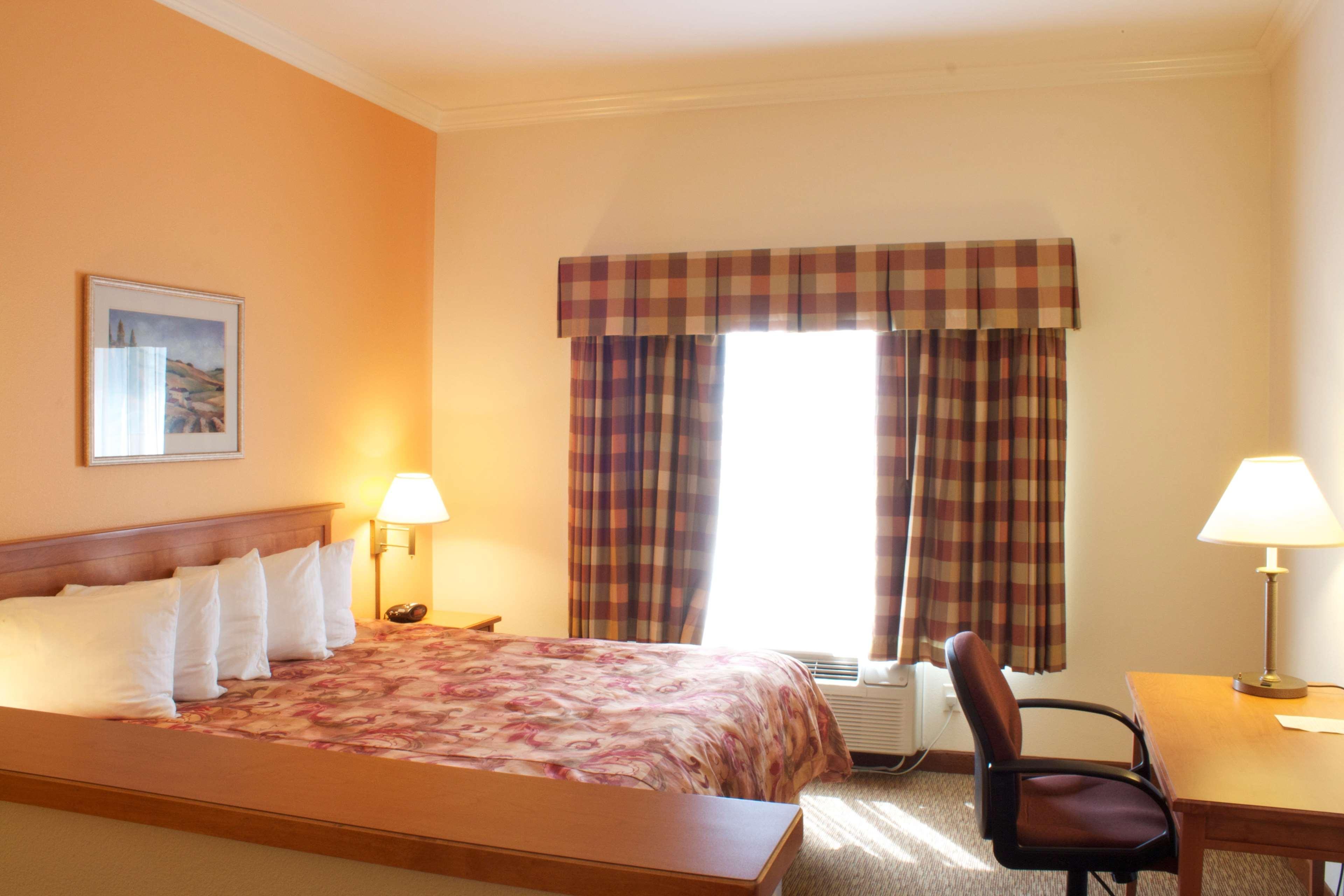 Western Grapevine Hotel 3*