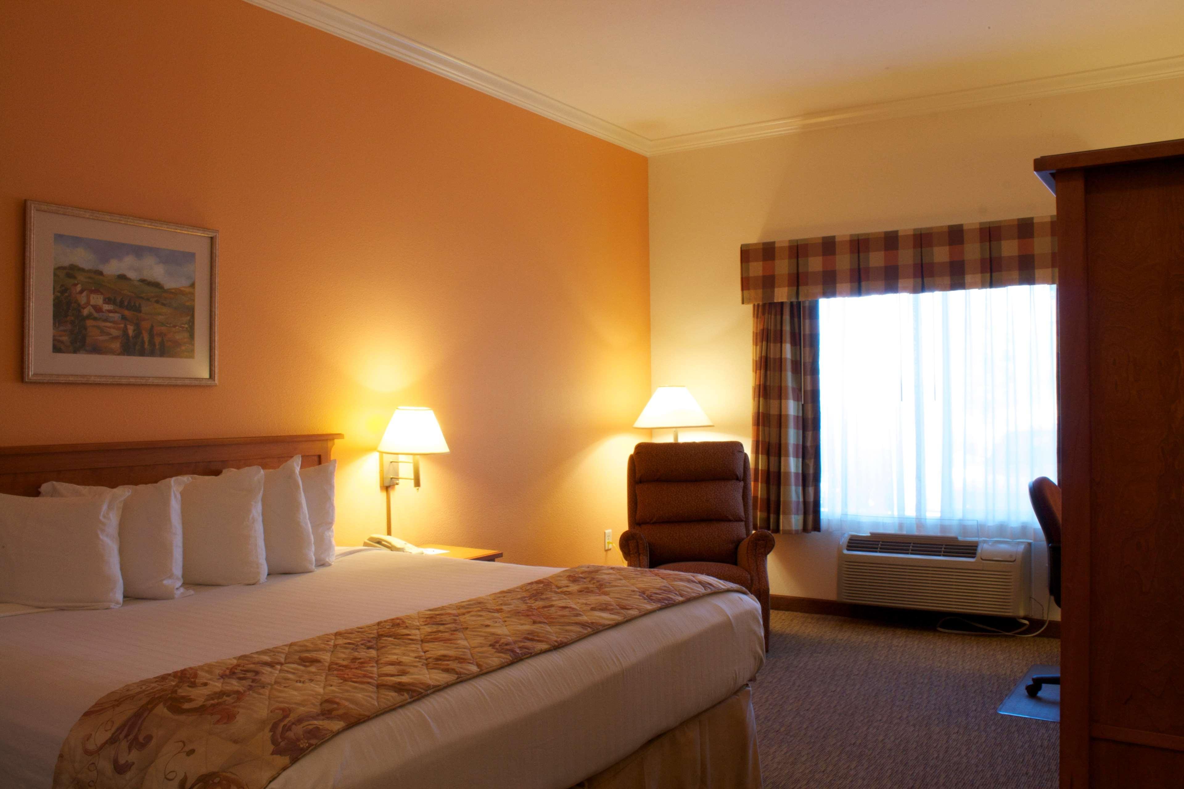 Western Grapevine Hotel 3*