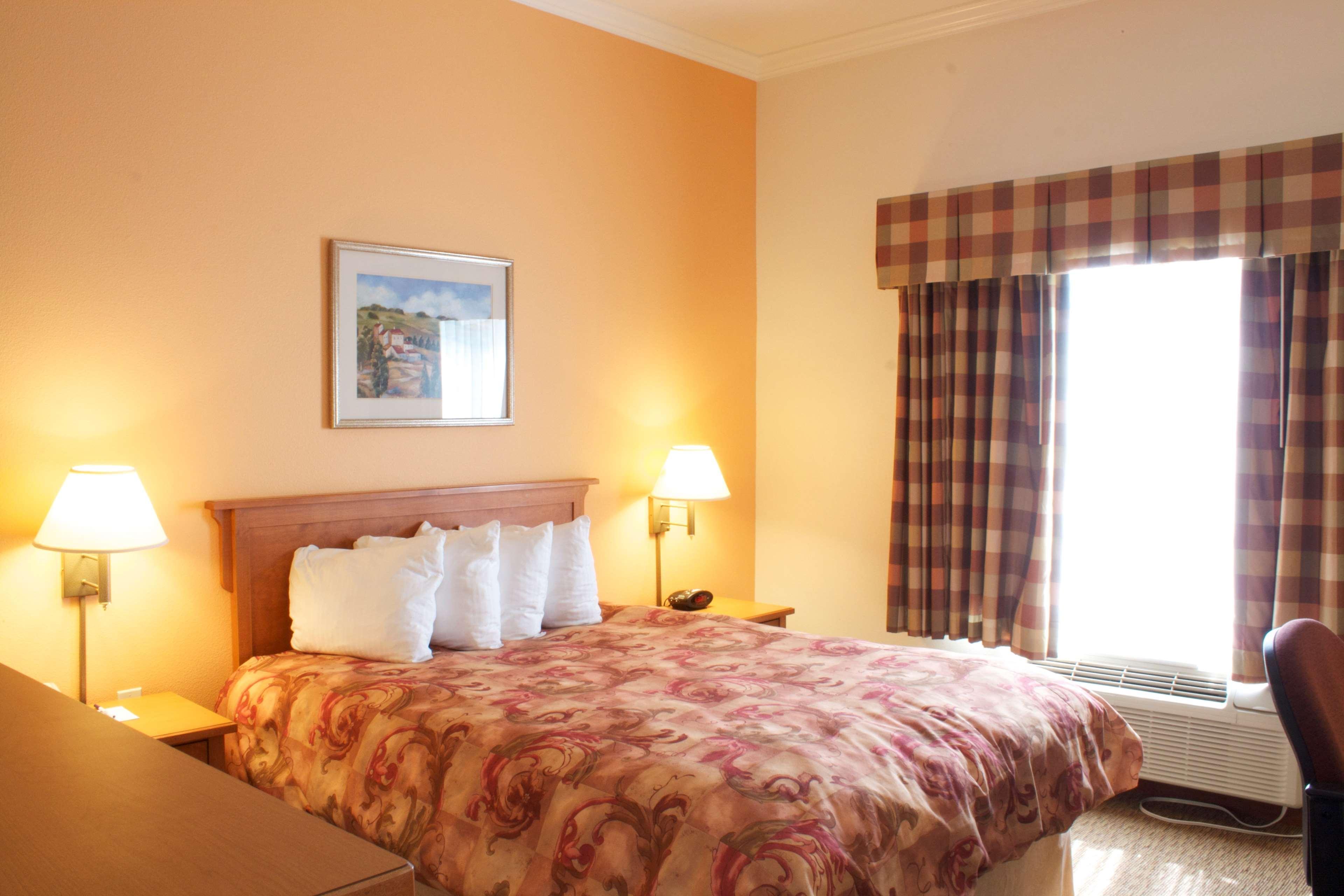 Western Grapevine Hotel 3*