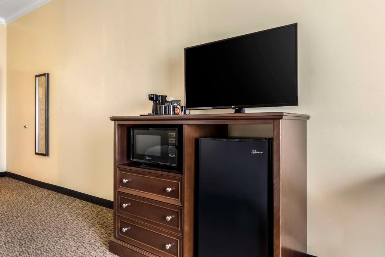 Western Grapevine Hotel 3*