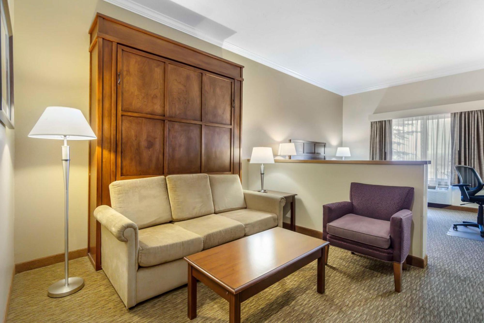 Western Grapevine Hotel 3*
